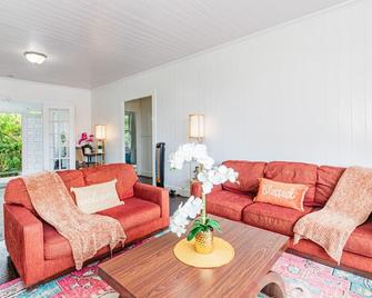 Your Hilo Homebase - Lovely 3 Bedroom In Heart Of Hilo With Ac! - Hilo - Sala de estar
