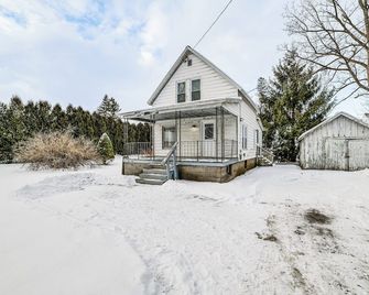 Near Hiking and Skiing Cozy Home in Cortland! - Cortland - Building