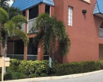 Beautiful, cozy, quiet, directly across from beach - North Redington Beach - Building