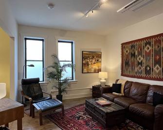 Peaceful Retreat Above Fine Art Gallery in the Palouse - Colfax - Living room