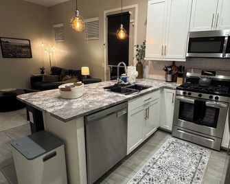 Desert Olive Retreat - Sleeps 4- 5 min fr Verrado Marketplace 30 min fr airport - Buckeye - Cocina