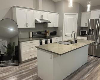 Executive Home in Windsor close to the airport - Windsor - Kitchen