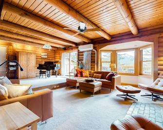 Rocky's Log Cabin - Sultan - Living room