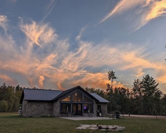 Lakefront La Casita Cottage on Golden Lake - Modern and inviting - Killaloe - Building