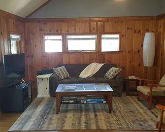 East Side Owasco Lake Waterfront Cottage! - Auburn - Living room