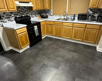3 King Beds | XL Tvs | Near Hospital, College & Dt - Winston-Salem - Kitchen