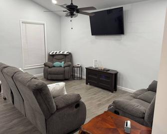 New construction 3-bedroom home less than 1 mile from Kentucky Lake - Benton - Living room