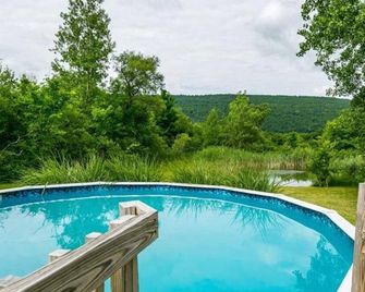 Beautiful ranch style home. Mountain View. 1 apartment. Hot tub. Chicken eggs. - Jamesville - Pool