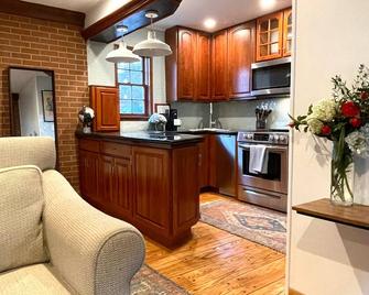 Washington Family Property, Upper Carriage House in Old Town on 107 S Lee Street - אלכסנדריה - מטבח
