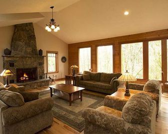 Mountain Style Lodge with stunning view of woods and creek, close to downtown. - McMinnville - Living room