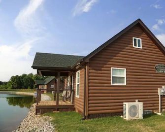 Cabin C by the Pond - King Bed - Swimming Pool - Muscle Shoals - Edificio
