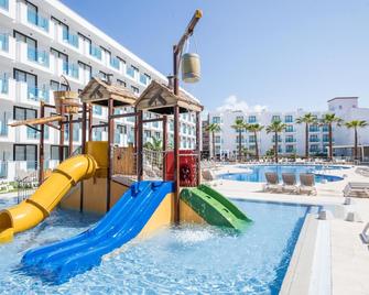 هوتل بست سولد دور - سالو - حوض السباحة