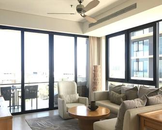 Luxurious 2brs Apartment Oceanview Hyatt Regency, Private Beach, Swimming Pool - Da Nang - Pokój dzienny