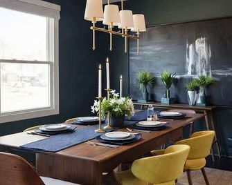 Private Oasis with Spacious Backyard - Matteson - Eetruimte