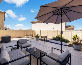 Charming New 3-Bedroom House In Elk Grove With Ac, Wifi, Ev Charging, Roku - Elk Grove - Balkon