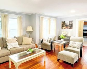 Modern Home Off I-95 Perfect for Familie - Stamford - Living room