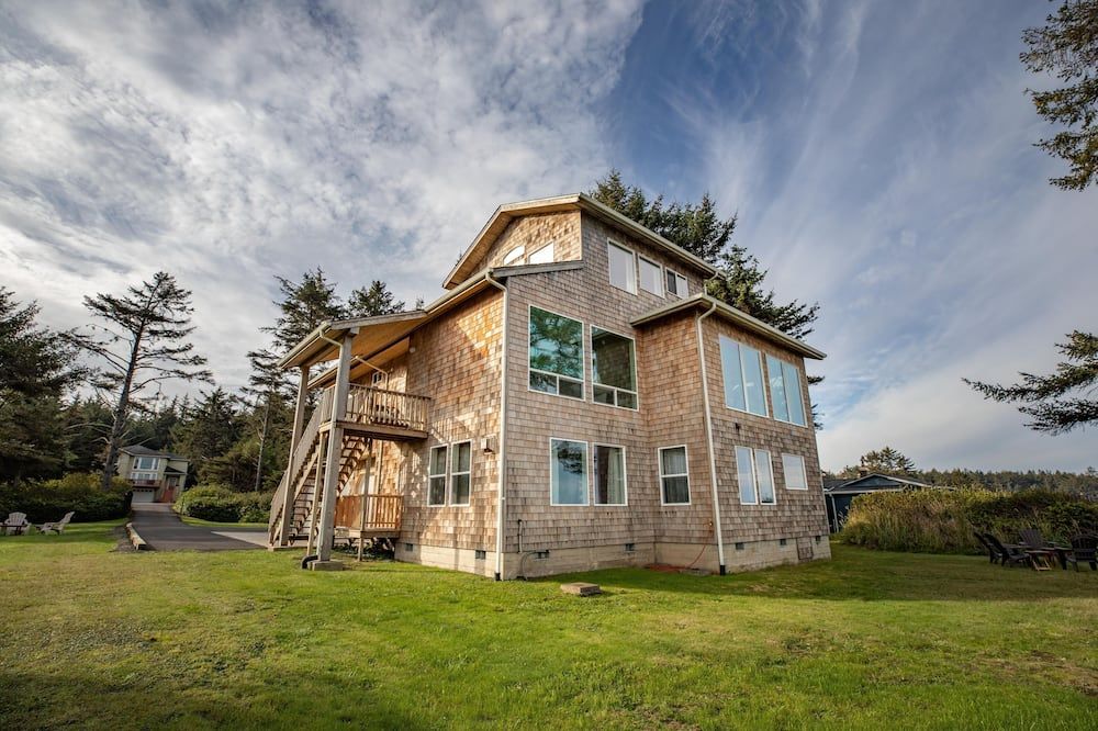Oceanfront Home, Lighthouse, Beach Access, Spectacular Sunsets, Newly Remodeled - Coos Bay - Budova