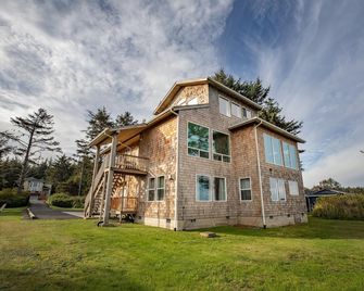 Oceanfront Home, Lighthouse, Beach Access, Spectacular Sunsets, Newly Remodeled - Coos Bay - Budova