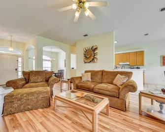 Lovely Family Home with Lanai, 6 Mi to Amelia Island - Fernandina Beach - Oturma odası