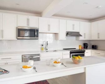 Stunning Sea Views, Contemporary 3Bed - 6A - Sandys - Kitchen