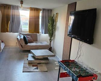 Modern Cozy central beautiful and Stylish 2 bed house with Smart TV Sleeps up to 6 - Aylesbury - Living room