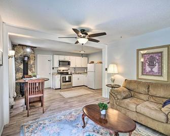 Peaceful Roan Mountain Escape: On-Site Creek! - Roan Mountain - Living room