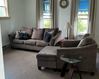 2bdrm 1bth Near Aspirus & Downtown Wausau - Wausau - Living room