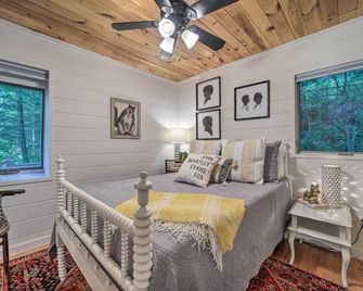 Highlands Cabin on Buck Creek about 8 Mi to Town! - Highlands