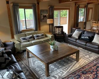 Valhalla Ski Chalet- Hottub, short walk to village and lifts - Whistler - Sala de estar