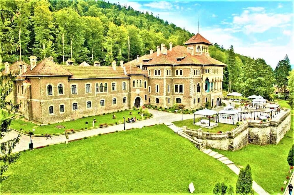 Hotel House Bran 11 - Str. Garii 2b-Busteni - Busteni - Будівля