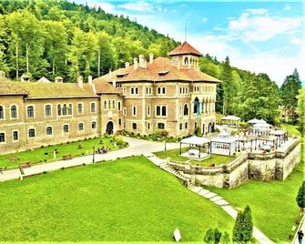 Hotel House Bran 11 - Str. Garii 2b-Busteni - Busteni - Будівля