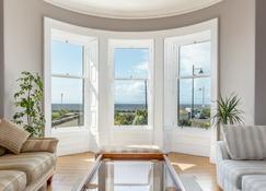Sea Breeze - Donnini Apartments - Ayr - Huiskamer