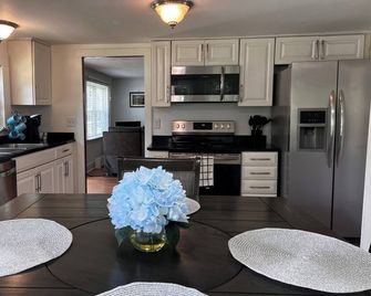 Charming 2-bedroom Cottage with AC and WiFi in Pilot Mountain - Pilot Mountain - Dining room