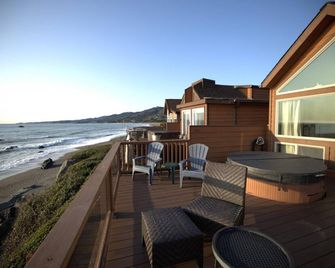 Ocean Front Cabin 14 W Jacuzzi & Gorgeous Views - Smith River - Balcón