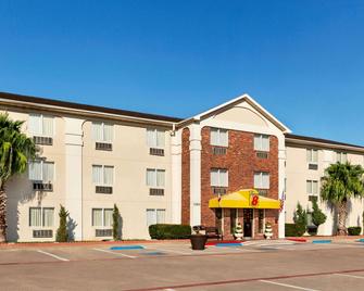Super 8 by Wyndham Waco University Area - Waco - Building