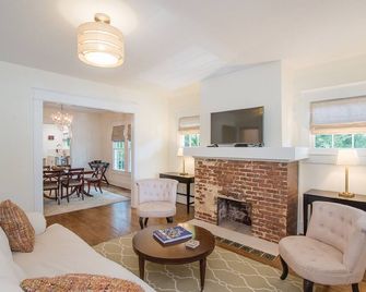 A Gorgeous Remodeled Bungalow in Inman Park!!! Perfect for movie industry. - Atlanta - Living room