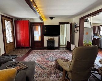 Charming & Cozy River Front Cabin- Close to ski mountains. Ski,Fish,Swim & Hike! - Guilford - Sala de estar