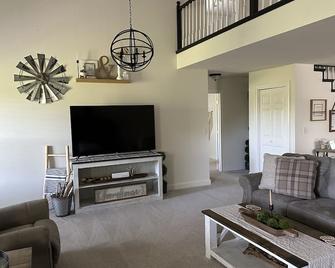 Cozy Farmhouse with 4 Bedrooms and 3 Baths - Herod - Living room