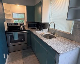 Charming 1-bedroom cottage pet/kid friendly - Inverness - Kitchen