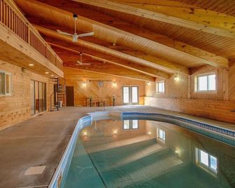Serene Cozy Vacation House with indoor heating pool - Oneonta - Басейн