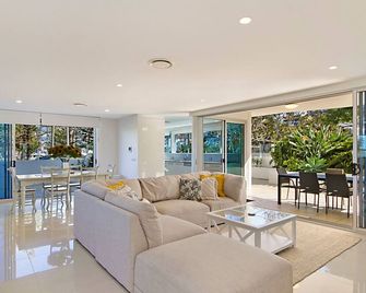 Nielsen on the Park Unit 1a 2 Bed - Coolangatta - Salon