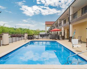 Super 8 by Wyndham Columbia - Columbia - Pool