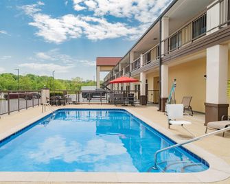 Super 8 by Wyndham Columbia - Columbia - Басейн