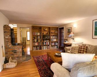 Charming Ketchum Cottage with Gourmet Kitchen - Ketchum - Living room