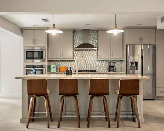 Desert Disco - 4br Mid-Century Modern Design - 오스틴 - 주방