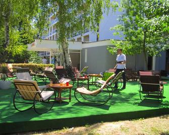 Hotel Semiramis - Saturn - Innenhof