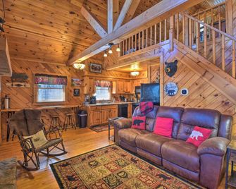 Helen Cabin w/ Deck & Hot Tub 1/2 Mi to Main St - Helen - Sala de estar