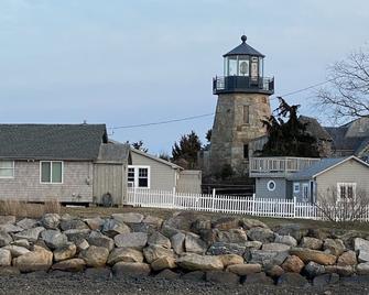 Cozy Cottage in Snug Harbor, minutes to the beach (pet friendly) - South Kingstown - Building