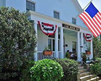Jailhouse Inn - Newport - Building