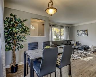 Comfortable Two Bedroom Remodel Near Everything - Dearborn Heights - Dining room